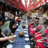 【中国】湖南省鳳凰古城で苗族のおもてなし”苗家長龍宴”が開かれる